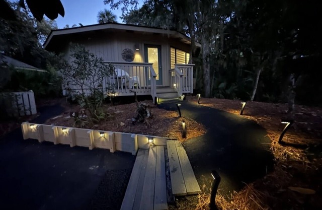 Relaxing 2 BR cottage, walking distance to beach