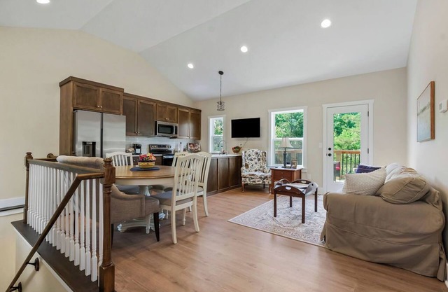 Relaxing 2-Bedroom Cottage Retreat-Beautiful Views & Great Amenities-Sleeps 6