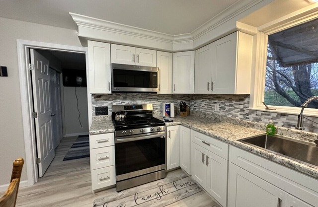 Relaxing 3 bedroom cottage right off Lake Carlyle