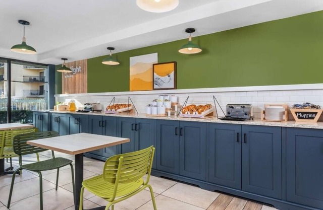 Relaxing 4 Room Queen Accommodations Near Beach Park! Pool & Gym Access!