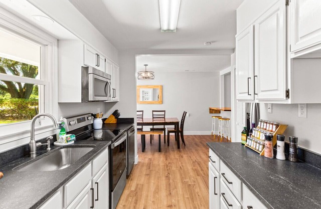 Relaxing 4BR Home, Close to Downtown & Airport