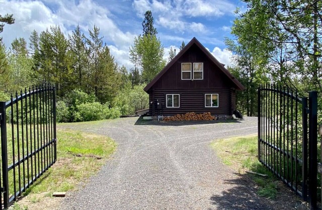 Relaxing 5 Bedroom Log Cabin with Large Backyard