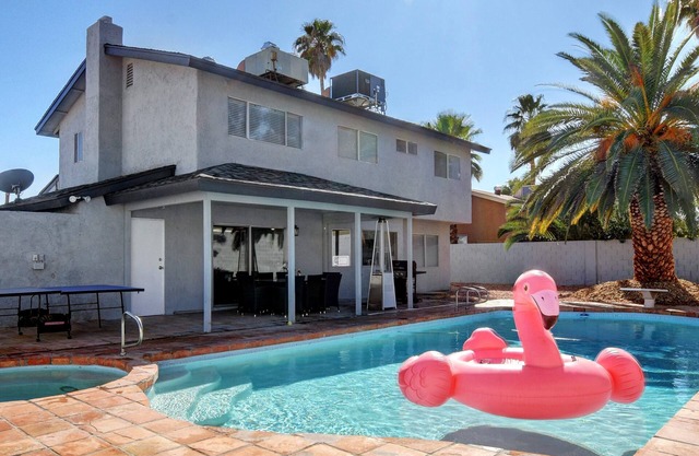 Relaxing 5bd/4ba + pool/spa/sauna, 10min to Strip