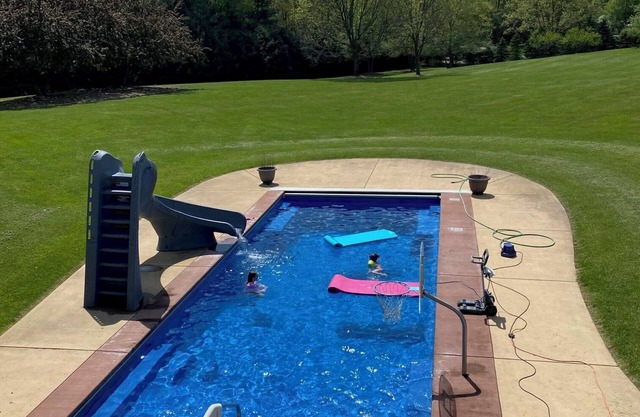 Relaxing 8 acres, Large Family Getaway plus Giant Pool, Hot tub, Sports Complex