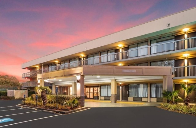 Relaxing Beach Retreat! King Stay w/Free Breakfast & Outdoor Pool Access!