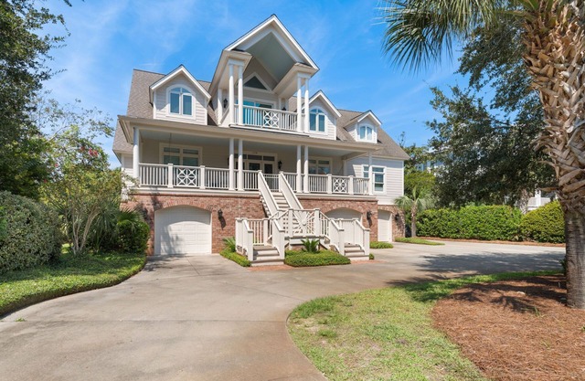 Relaxing Beach House, featuring a pool table, elevator and grill Daniel