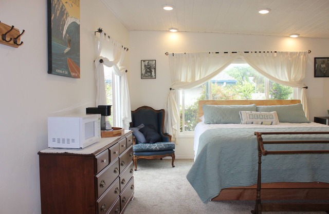 Relaxing Bed and Bathroom with private entrance. Short walk to beach!