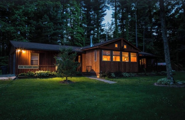 Relaxing Cabin Getaway with hot tub and fire pit