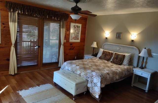 Relaxing Cabin Retreat in the Tropical Room at the Cabin On The Lake!