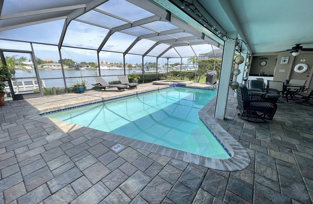 RELAXING CAGED POOL WATERFRONT PRIVATE 1 STORY 4/3 DOCK LRG MASTER - RENOVATED