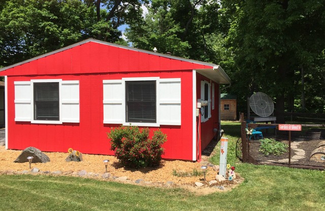 Relaxing Cottage Nestled on Lake Freeman with Private Beachfront & Pool