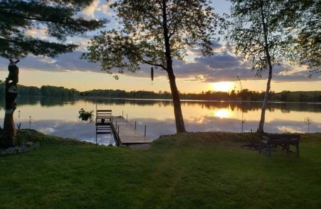 Relaxing Cottage Steps From the Lake