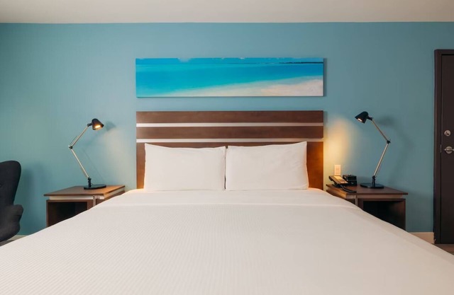 Relaxing Couple Retreat Close to The Queen Mary | Hotel w/Heated Pool