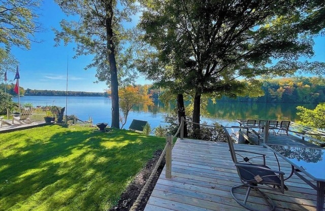 Relaxing Croton lake cottage w/hot tub