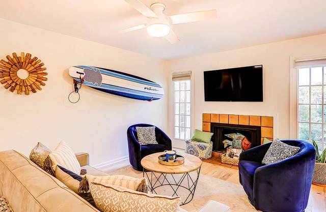 Relaxing Evian condo w/patio, pool, tennis, pickleball, beach, golf, Dogs ok