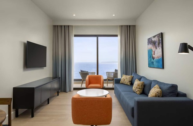 Relaxing Getaway Near La Romana Gems/w Balcony, Pool & Free Parking