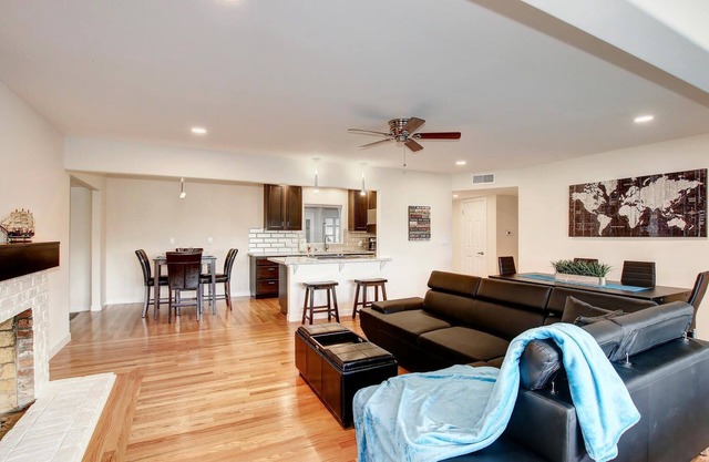 Relaxing getaway with pool, outdoor bar, putting green and pool table