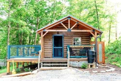 Relaxing Getaways to Chattanooga, Tennessee, in this Colorful Pet-Friendly Cabin