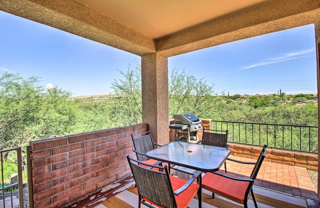 Relaxing Green Valley Townhome ~ 30 Mi to Tucson!