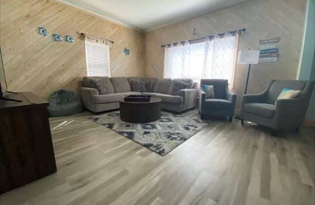 Relaxing Hot Tub Oasis + Lake Town Escape