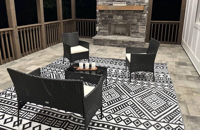 Relaxing LAKE OASIS! Enjoy the lake, outdoor fireplace, sleeps 9 comfortably.