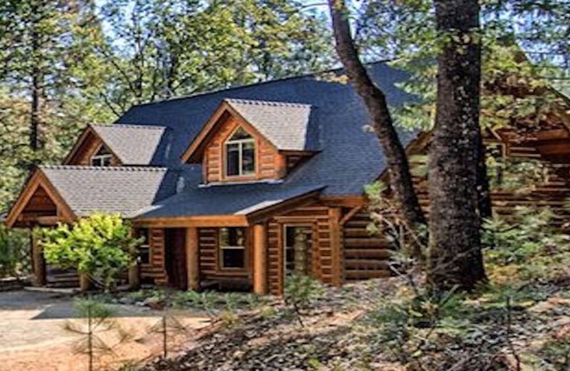 Relaxing Lake Retreat Pool Hot Tub Fire Pit Game Room