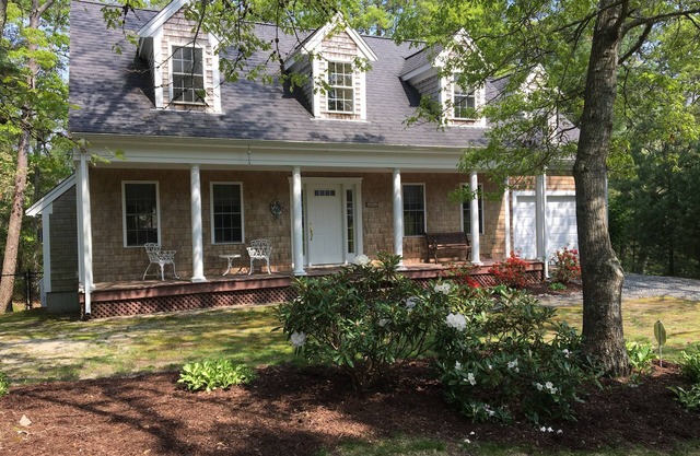 Relaxing Lakefront Dog Friendly 4 Bedroom Home Close to Town, Beaches & Shopping
