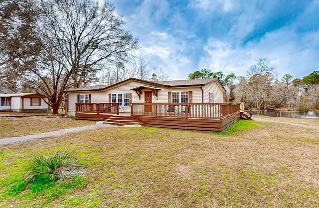 Relaxing lakefront retreat with kayaks, wraparound deck & firepit - dog-friendly