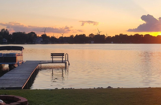 Relaxing lakeside cottage just 20 minutes from Road America & Fond du Lac.