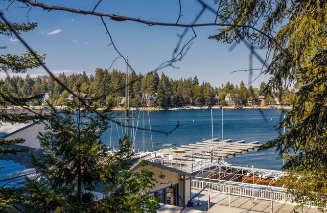 Relaxing LakeView Condo w/shared pool/hot tub. Walk to Village