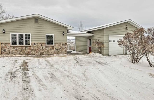 Relaxing Lander Escape, 2 Homes, Hot Tub & Stunning Mountain Views