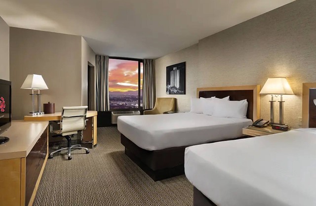 Relaxing Location and Accommodation! Free Parking, Pool, Near Neon Museum