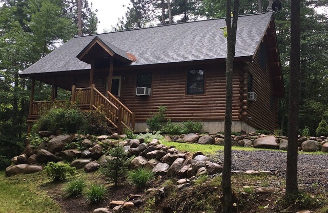Relaxing Log Cabin Retreat minutes from Whiteface