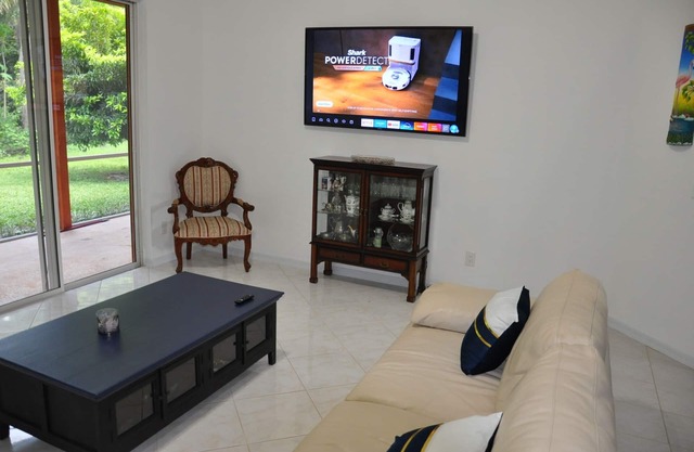 Relaxing Modern 4BR Family Oasis in Napes- 10 Min to Beach & Downtown Fun