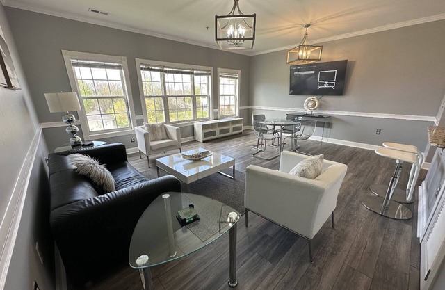 Relaxing Now and Zen: Modern Condo, Near UNCC, PNC Pavilion, Pool, 5 Min to Dining, Shops, +15% off!