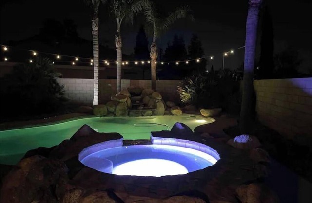 Relaxing Pool and Spa Beautiful NW Bakersfield