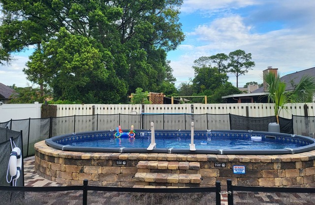 Relaxing pool in Jacksonville, FL. 3 Bedroom 3 bathrooms , wifi & free parking.