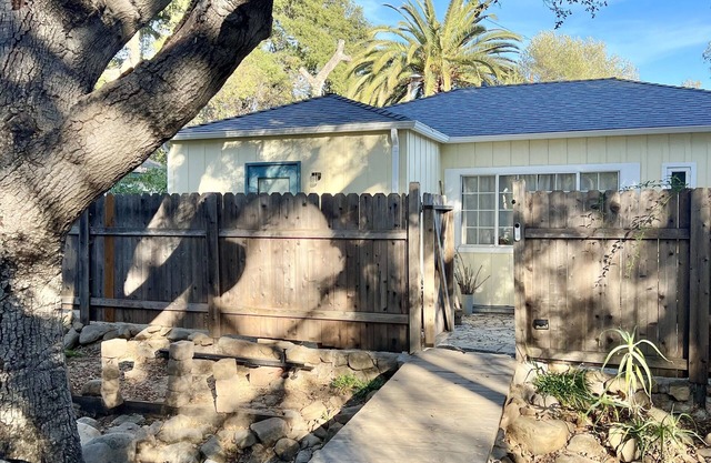 Relaxing Private Studio in an Ojai Cottage with your own outdoor space.