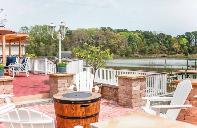 Relaxing Riverfront Getaway in Philips Lake