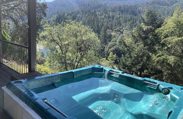 Relaxing Riverside Retreat (hot tub and waterfall!)