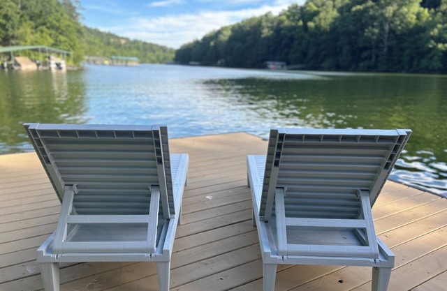 Relaxing Rock Creek Cottage on Smith Lake