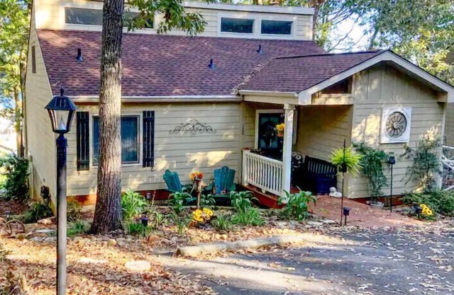 Relaxing, Romantic, Charming! Lovely Family Lake Home with Refreshing Lake View