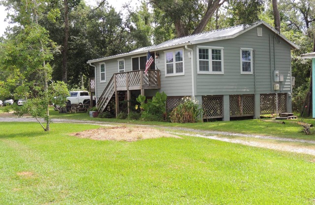 Relaxing Spacious Cottage near Gulf Shores. Pet friendly! Fishing! Boating!
