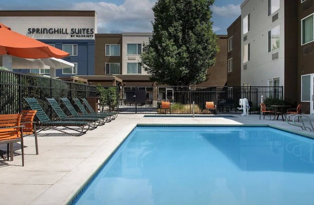 Relaxing Stay! 4 Comfortable Units, Free Breakfast, Pool, Pets Allowed