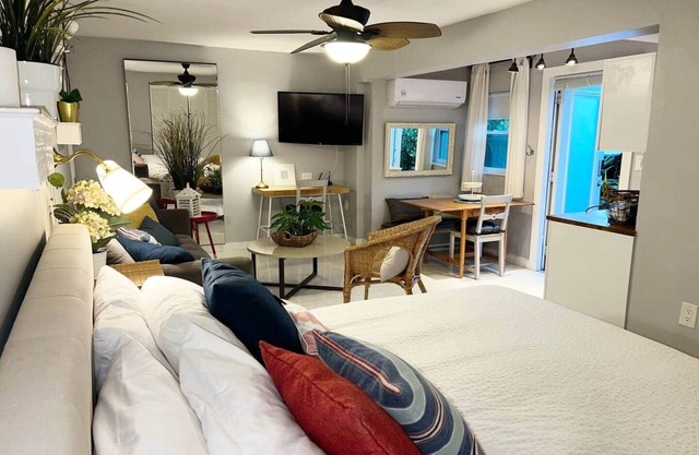 Relaxing studio with patio- Free parking & laundry