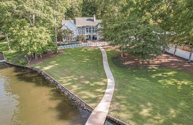 Relaxing Waterfront w/Dock, Easy Drive, On the Lake