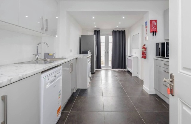 Remaj Accommodation, 4 Bedrooms, 6 Beds , sleeps 7 & free residential parking