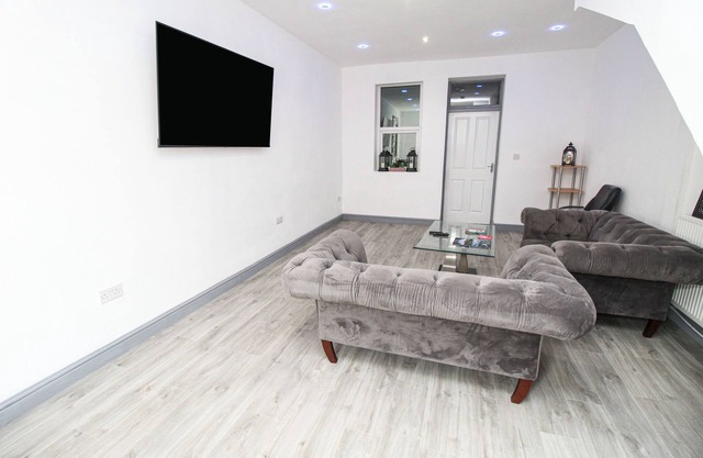 Remarkable 4-Bed House in Bradford