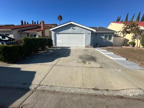 Remodel 3 bedrooms 2 full bath home free laundry,Wi-Fi, Parking