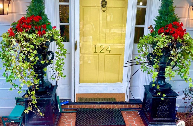 Remodeled 1 bedroom shared space, close to everything.Your choice of 2 bedrooms